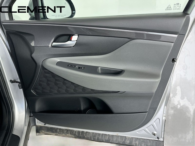 Hyundai Santa Fe Vehicle Full-screen Gallery Image 34