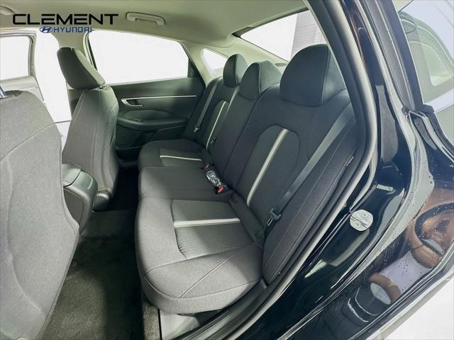 Hyundai Sonata Vehicle Full-screen Gallery Image 26