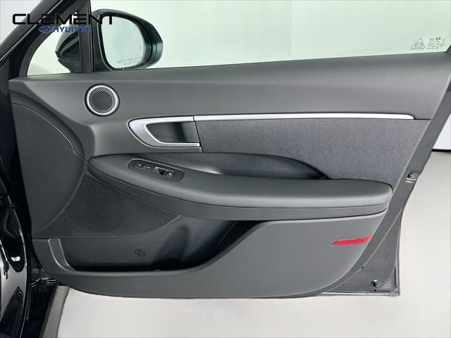 Hyundai Sonata Vehicle Full-screen Gallery Image 29