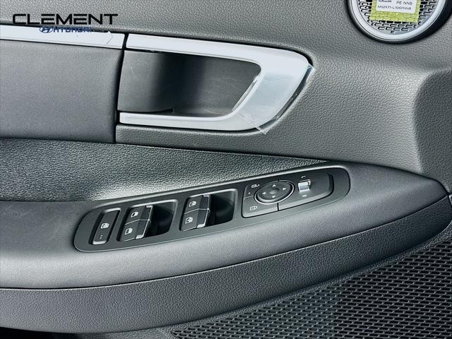 Hyundai Sonata Vehicle Full-screen Gallery Image 22