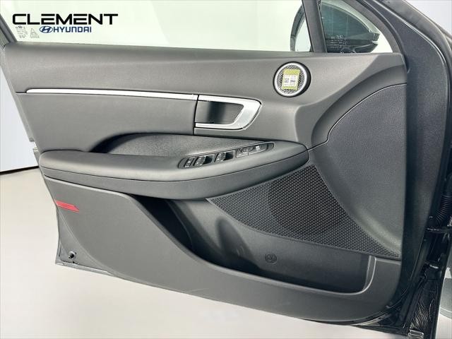 Hyundai Sonata Vehicle Full-screen Gallery Image 23