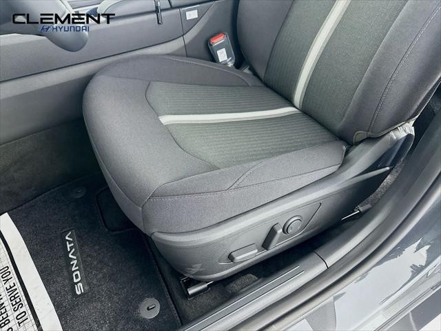 Hyundai Sonata Vehicle Full-screen Gallery Image 24