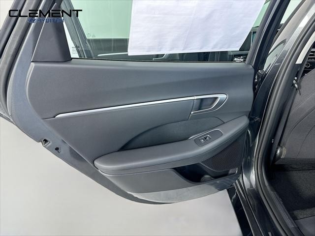 Hyundai Sonata Vehicle Full-screen Gallery Image 26