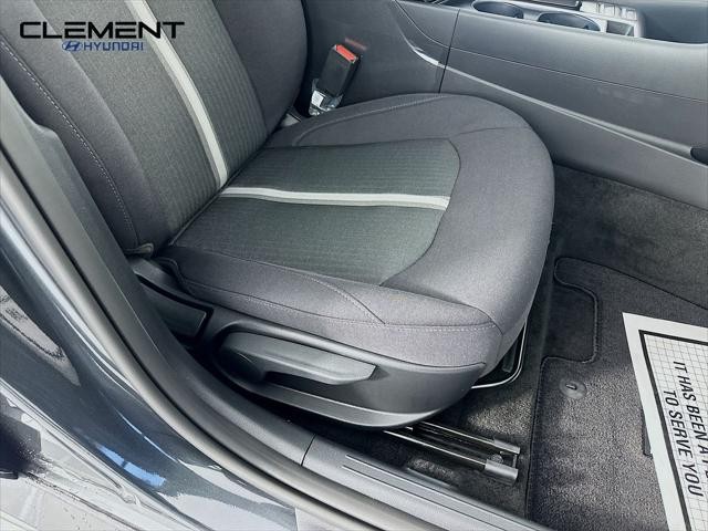 Hyundai Sonata Vehicle Full-screen Gallery Image 28