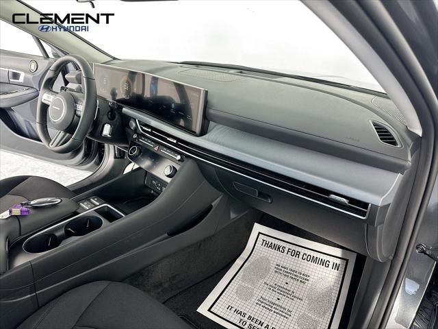 Hyundai Sonata Vehicle Full-screen Gallery Image 29