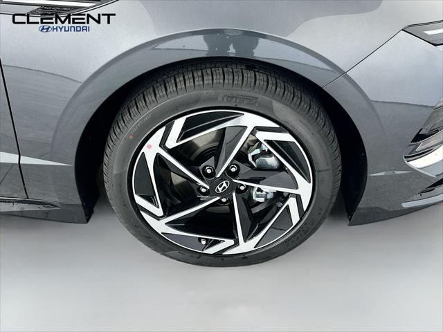 Hyundai Sonata Vehicle Full-screen Gallery Image 31