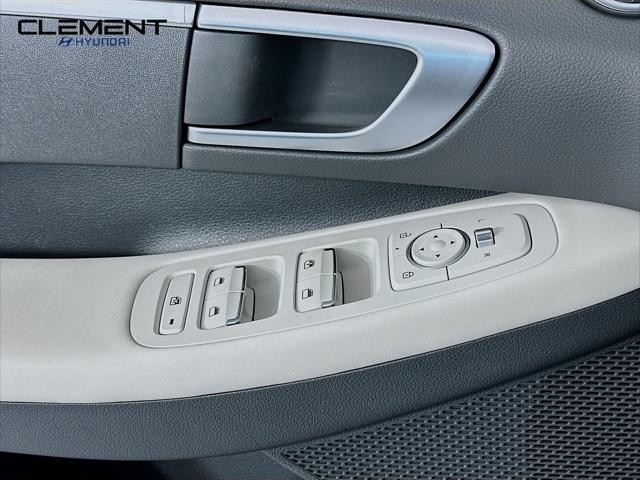 Hyundai Sonata Vehicle Full-screen Gallery Image 21