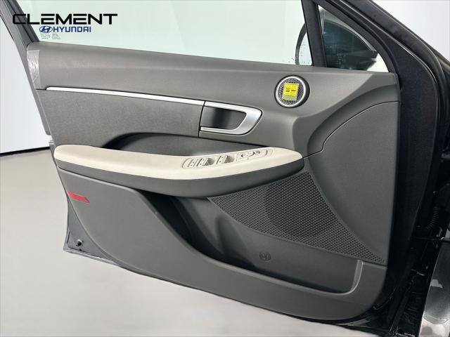 Hyundai Sonata Vehicle Full-screen Gallery Image 22