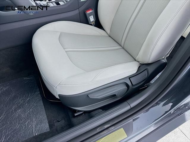 Hyundai Sonata Vehicle Full-screen Gallery Image 23