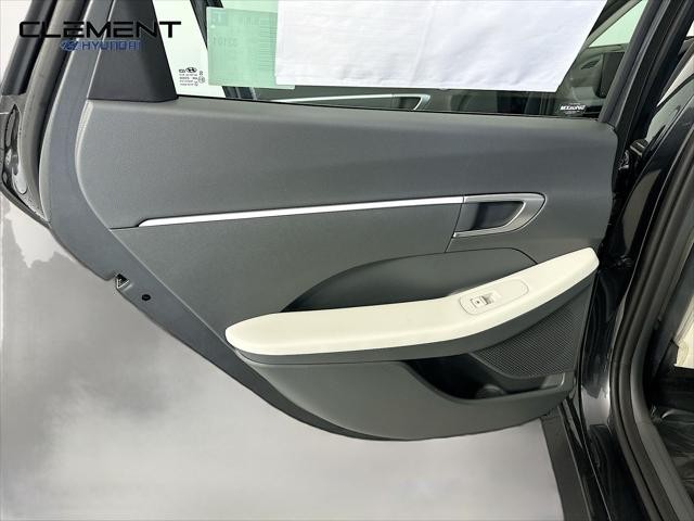 Hyundai Sonata Vehicle Full-screen Gallery Image 25