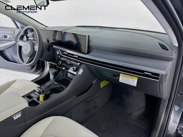 Hyundai Sonata Vehicle Full-screen Gallery Image 28