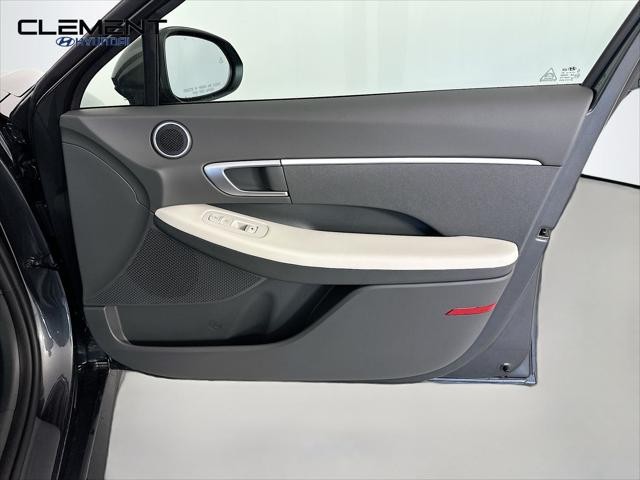 Hyundai Sonata Vehicle Full-screen Gallery Image 29