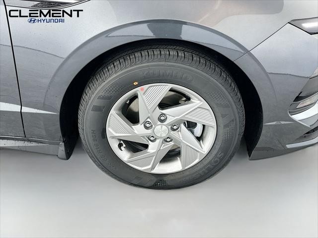 Hyundai Sonata Vehicle Full-screen Gallery Image 30