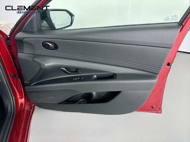 Hyundai Elantra Vehicle Image 31