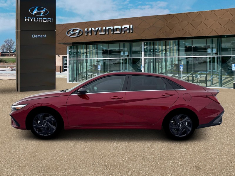 Hyundai Elantra Vehicle Full-screen Gallery Image 3