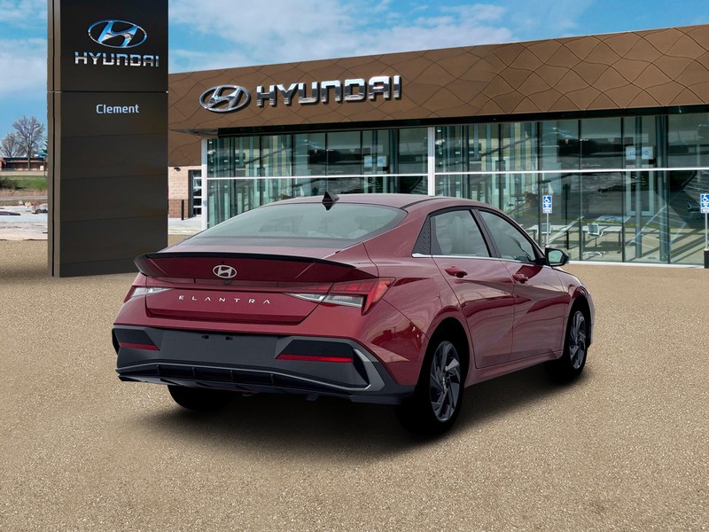 Hyundai Elantra Vehicle Full-screen Gallery Image 7