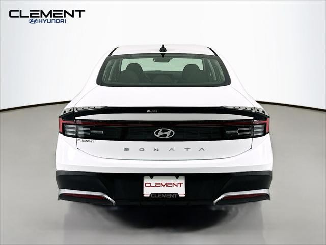 Hyundai Sonata Vehicle Full-screen Gallery Image 7