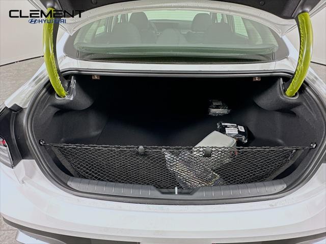 Hyundai Sonata Vehicle Full-screen Gallery Image 9