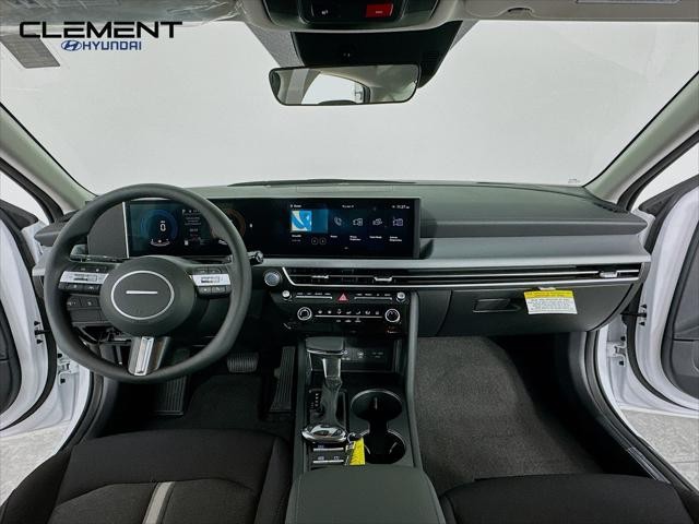 Hyundai Sonata Vehicle Full-screen Gallery Image 11