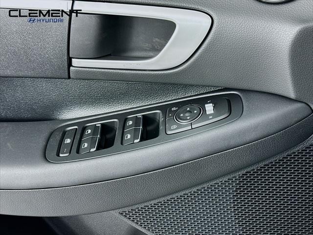 Hyundai Sonata Vehicle Full-screen Gallery Image 21