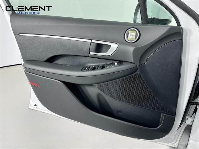 Hyundai Sonata Vehicle Full-screen Gallery Image 22