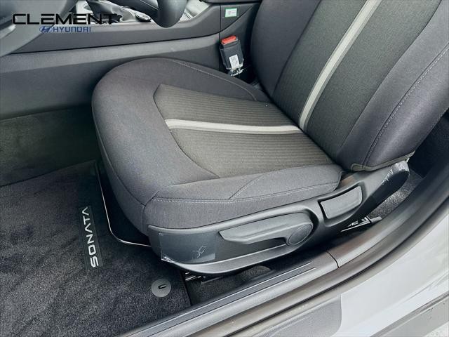 Hyundai Sonata Vehicle Full-screen Gallery Image 23
