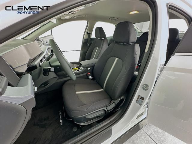 Hyundai Sonata Vehicle Full-screen Gallery Image 24