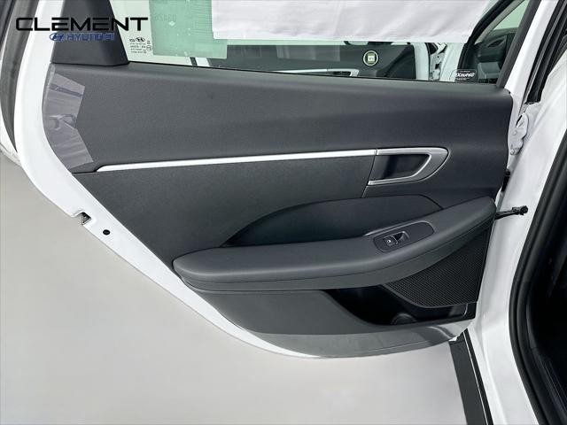 Hyundai Sonata Vehicle Full-screen Gallery Image 25