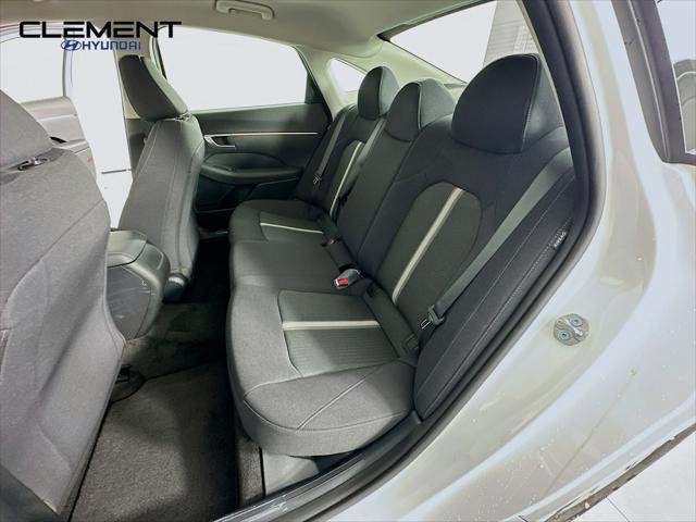 Hyundai Sonata Vehicle Full-screen Gallery Image 26