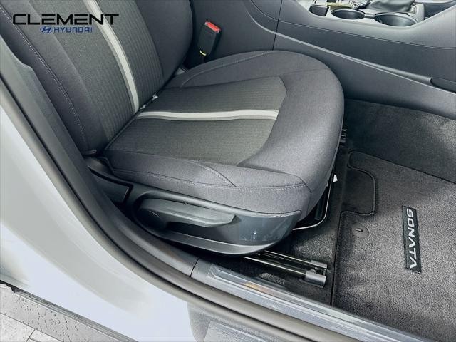 Hyundai Sonata Vehicle Full-screen Gallery Image 27