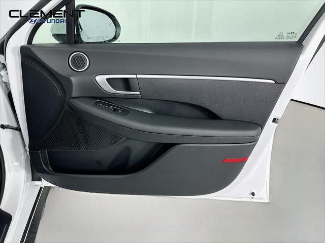 Hyundai Sonata Vehicle Full-screen Gallery Image 29