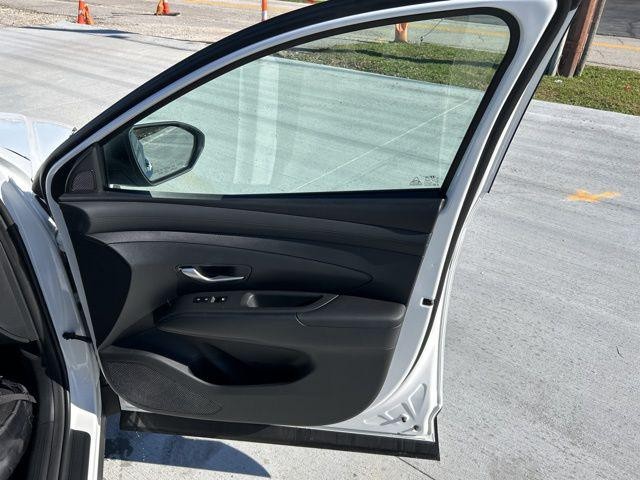 Hyundai Tucson Vehicle Full-screen Gallery Image 25