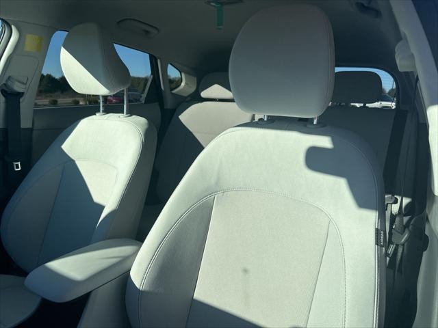 Hyundai Kona Vehicle Full-screen Gallery Image 30