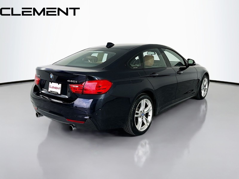 BMW 4 Series Vehicle Full-screen Gallery Image 06