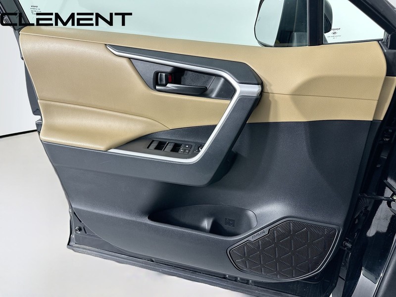 Toyota RAV4 Vehicle Full-screen Gallery Image 24