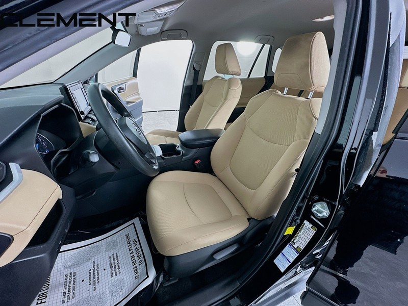 Toyota RAV4 Vehicle Full-screen Gallery Image 27