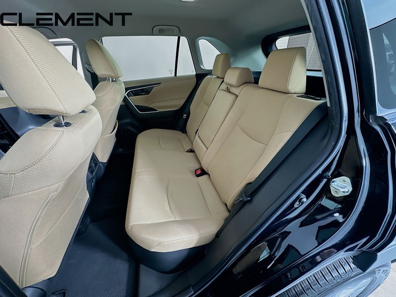 Toyota RAV4 Vehicle Full-screen Gallery Image 29