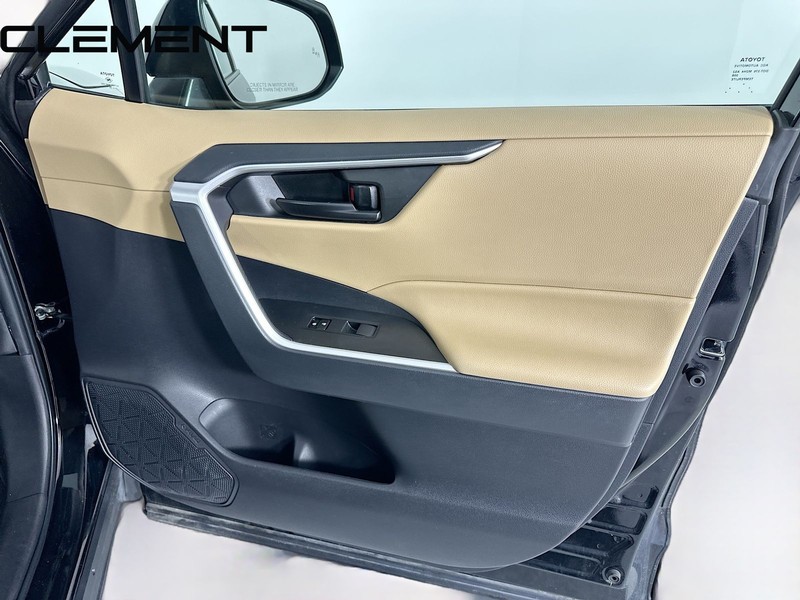 Toyota RAV4 Vehicle Full-screen Gallery Image 33