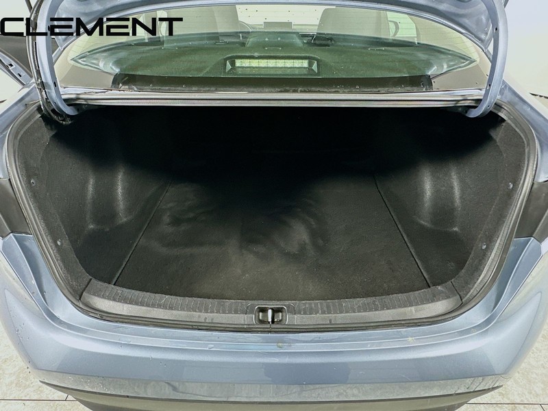 Toyota Corolla Vehicle Full-screen Gallery Image 9