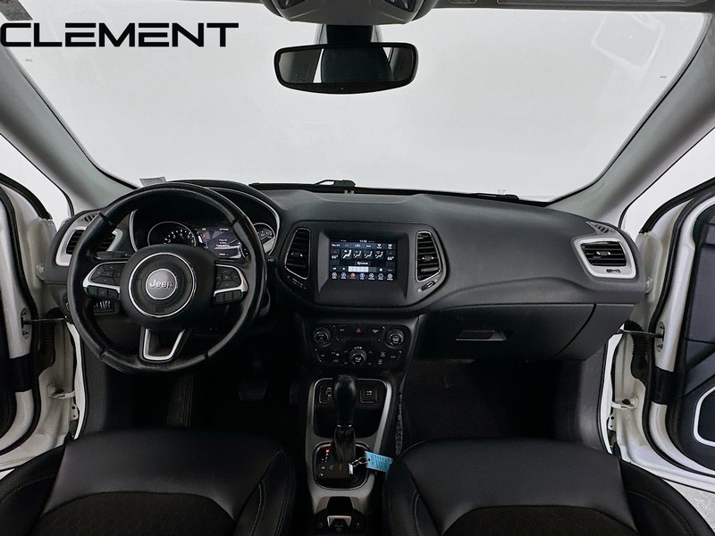 Jeep Compass Vehicle Full-screen Gallery Image 11