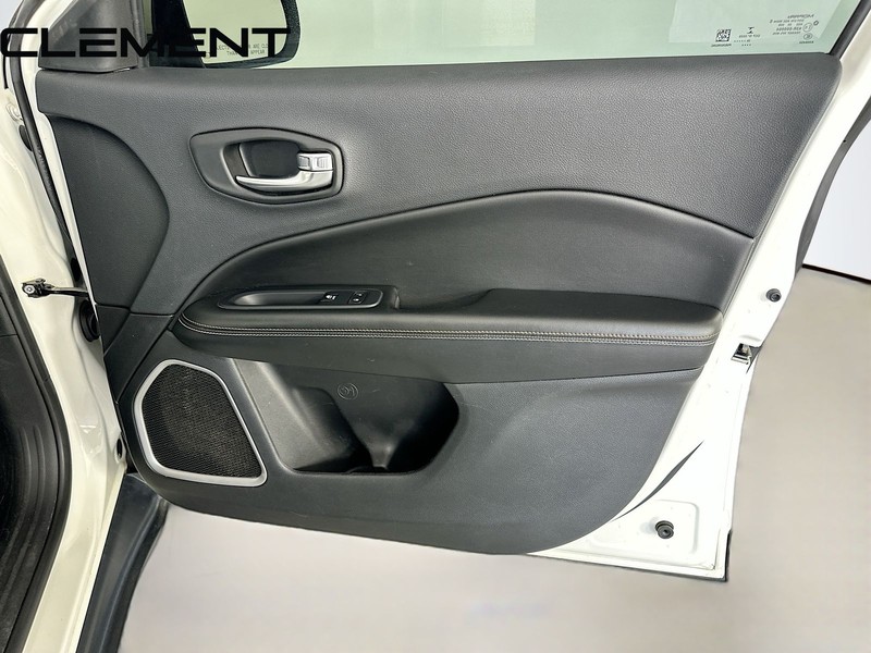 Jeep Compass Vehicle Full-screen Gallery Image 34