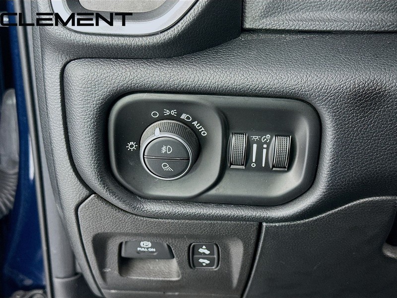 Ram 1500 Vehicle Full-screen Gallery Image 12