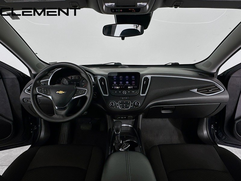 Chevrolet Malibu Vehicle Full-screen Gallery Image 11