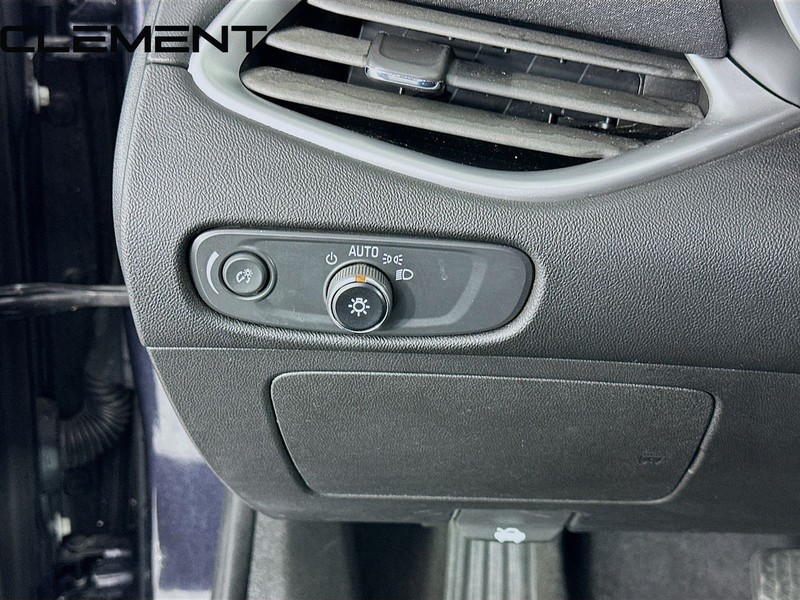 Chevrolet Malibu Vehicle Full-screen Gallery Image 12