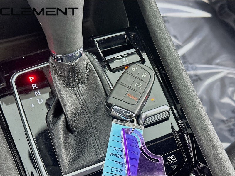 Jeep Compass Vehicle Full-screen Gallery Image 22