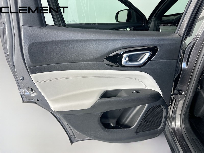 Jeep Compass Vehicle Full-screen Gallery Image 28