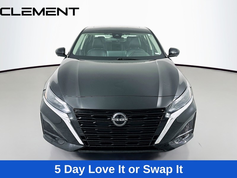 Nissan Altima Vehicle Full-screen Gallery Image 2