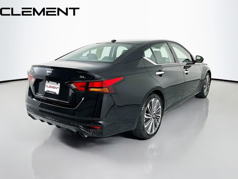 Nissan Altima Vehicle Full-screen Gallery Image 6