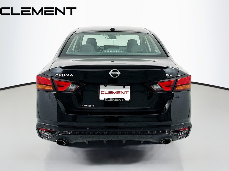 Nissan Altima Vehicle Full-screen Gallery Image 7