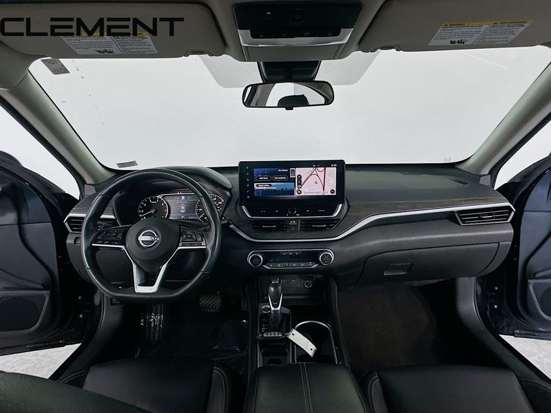 Nissan Altima Vehicle Full-screen Gallery Image 11